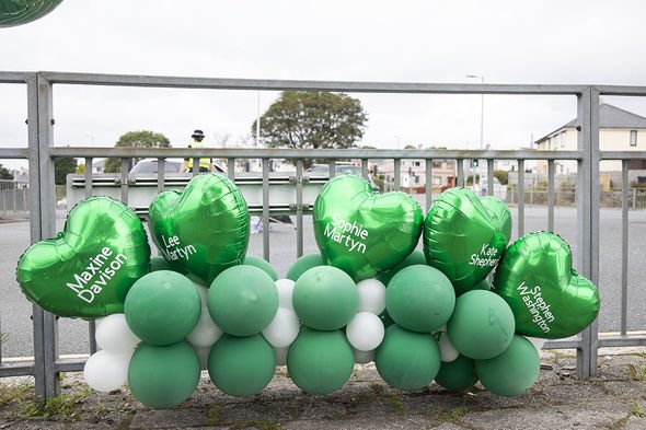 Ballons verts avec des noms de victimes