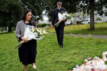 La ministre de l'Intérieur Priti Patel rend hommage aux victimes de la fusillade de Plymouth