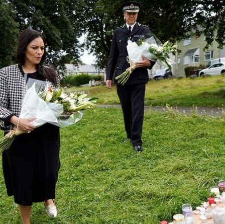 La ministre de l'Intérieur Priti Patel rend hommage aux victimes de la fusillade de Plymouth