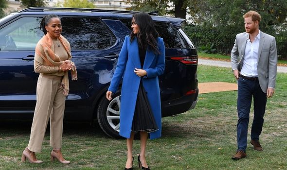 Meghan avec sa mère et Harry.