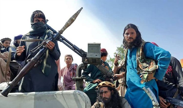 Des images horribles montrent des talibans bandant les yeux et exécutant le chef de la police afghane