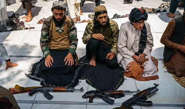 Les combattants talibans prient