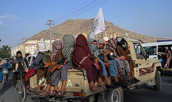 Les insurgés talibans patrouillent dans les rues
