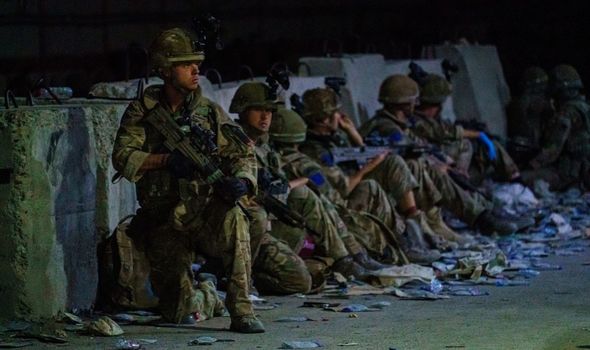 Des soldats britanniques sécurisent le périmètre d'un hôtel afghan,