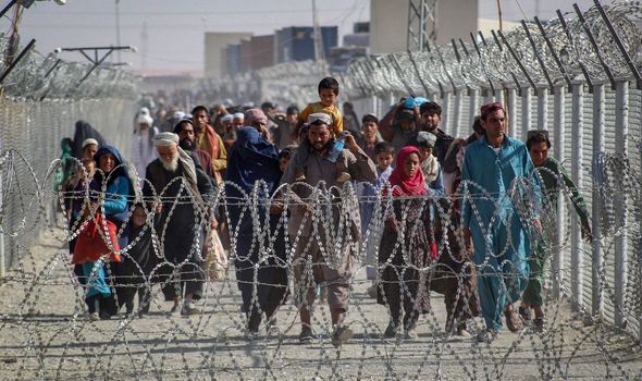 Les Afghans tentent de fuir le pays
