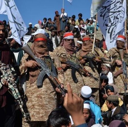 La brutale cérémonie de « justice » des talibans a vu des foules lapider des hommes et des femmes dans un bazar bondé