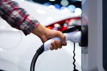 Action nécessaire pour «accélérer» la production de voitures électriques afin de réduire les coûts initiaux