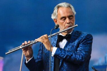 Andrea Bocelli chante et joue de la flûte lors d'un concert-bénéfice à New York