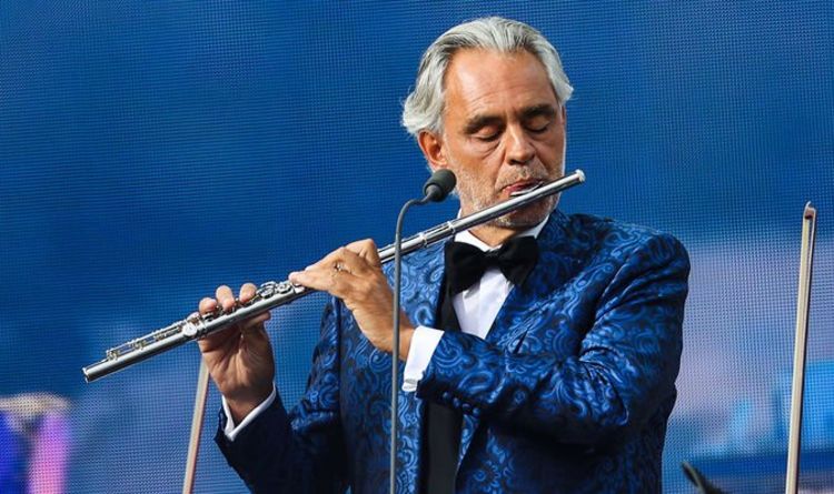 Andrea Bocelli chante et joue de la flûte lors d'un concert-bénéfice à New York