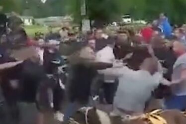 Appleby Horse Fair CHAOS alors que des policiers armés font irruption après de «graves violences»