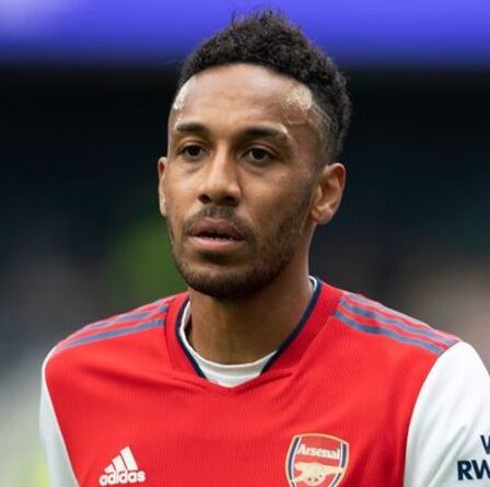 Arsenal espère qu'Aubameyang sera apte à affronter Chelsea après que la star l'une des quatre à contracter Covid