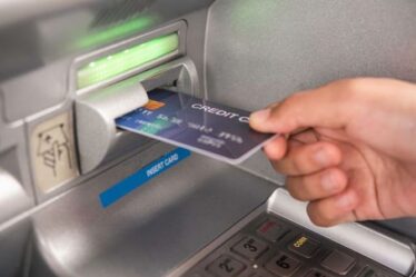Avertissement de fraude urgent émis à l'intention des personnes utilisant des distributeurs automatiques de billets pour retirer de l'argent