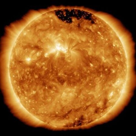 Avertissement de tempête solaire, une menace «extrême» de l'espace pourrait paralyser le réseau électrique et les satellites