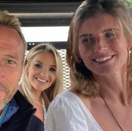 'Beaucoup de plaisir' Amanda Owen impressionne dans une robe d'été plongeante pour un cliché avec sa co-star Ben Fogle