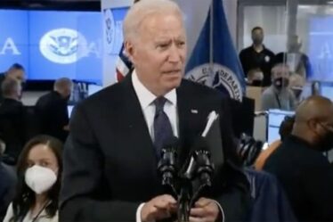 Biden met brusquement fin à la conférence de presse et sort en trombe après qu'un journaliste a posé des questions sur l'Afghanistan