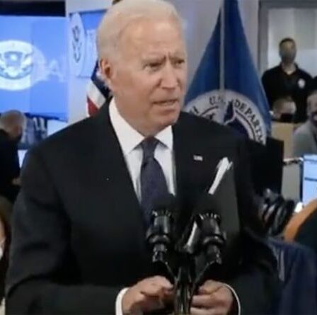 Biden met brusquement fin à la conférence de presse et sort en trombe après qu'un journaliste a posé des questions sur l'Afghanistan