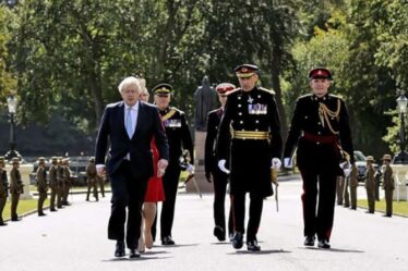 Boris Johnson assiste au défilé des souverains alors que les cadets de Sandhurst terminent leur formation