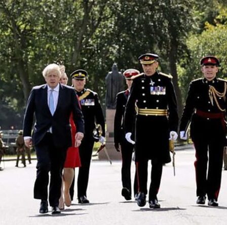 Boris Johnson assiste au défilé des souverains alors que les cadets de Sandhurst terminent leur formation