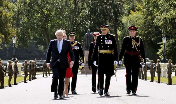 Boris Johnson assiste au défilé des souverains alors que les cadets de Sandhurst terminent leur formation