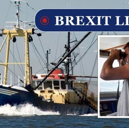 Brexit EN DIRECT: la guerre de la pêche éclate alors que les Français menacent d'agir contre les chalutiers qui pillent les eaux