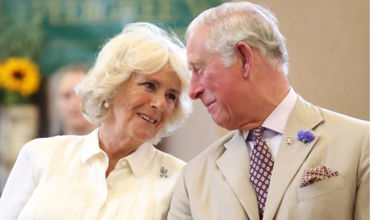 Camilla a été le "rock" du prince Charles alors que la sortie de Meghan et Harry "vraiment difficile" à prendre