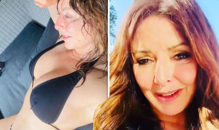 Carol Vorderman, 60 ans, s'excuse pour son accident de bikini alors qu'une photo racée fait sensation