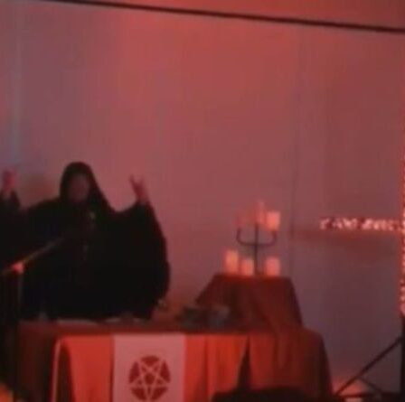 Chan-enfer 4 ?  L'actualité australienne interrompue par une étrange cérémonie d'adoration de Satan – VIDEO