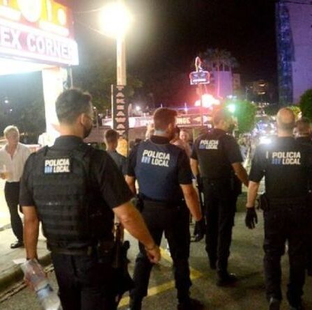 Chaos à Magaluf: la police armée obligée d'intervenir alors que les Britanniques ivres refusent d'arrêter de faire la fête