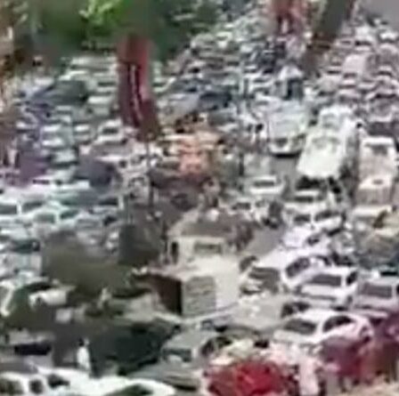 Chaos de Kaboul : les civils fuyant pour leur vie se retrouvent coincés dans des kilomètres d'embouteillages – VIDEO