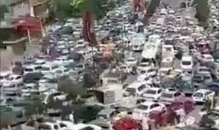 Chaos de Kaboul : les civils fuyant pour leur vie se retrouvent coincés dans des kilomètres d'embouteillages – VIDEO