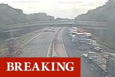 Chaos de la circulation sur M6 alors que M6 FERME après la collision de deux camions, d'une voiture et d'une camionnette dans un fracas d'horreur