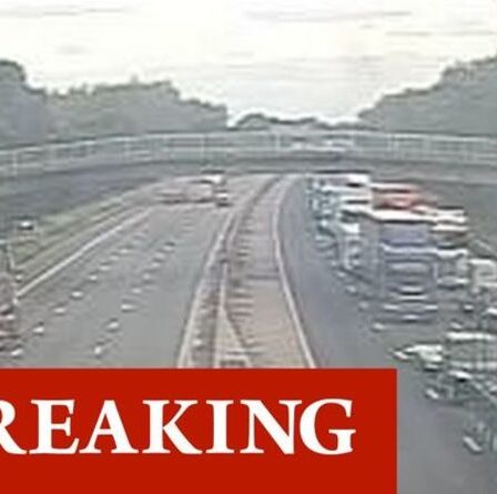 Chaos de la circulation sur M6 alors que M6 FERME après la collision de deux camions, d'une voiture et d'une camionnette dans un fracas d'horreur