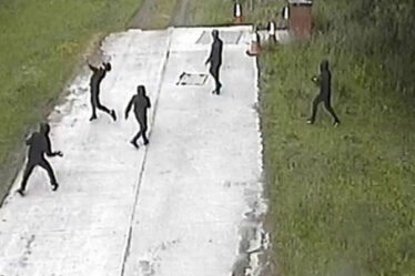 Chaos de la prison de Salford: la police chasse cinq voyous en lançant des armes et de la drogue par-dessus le mur – IMAGE