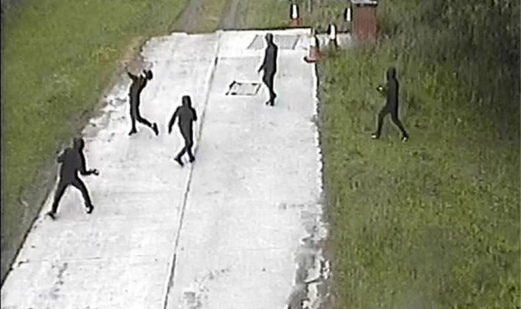 Chaos de la prison de Salford: la police chasse cinq voyous en lançant des armes et de la drogue par-dessus le mur – IMAGE
