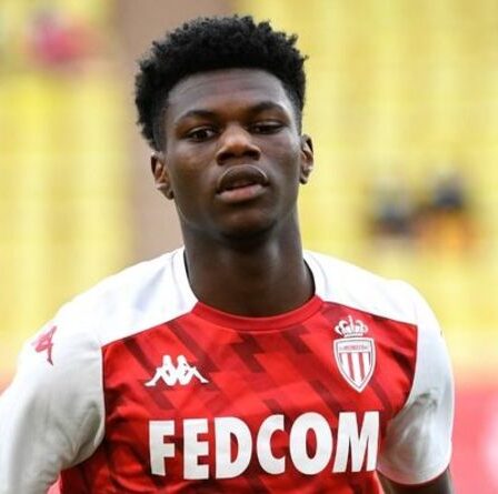 Chelsea " tient de nouvelles discussions avec Aurélien Tchouameni " après avoir entendu parler de l'approche du transfert de Man Utd