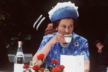 « Cinq heures du matin ! »  La reine insiste sur le thé de l'après-midi à des moments bizarres lors de ses voyages