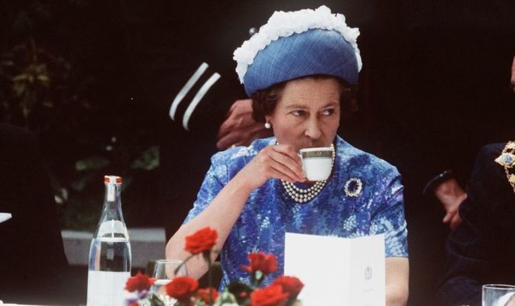 « Cinq heures du matin ! »  La reine insiste sur le thé de l'après-midi à des moments bizarres lors de ses voyages