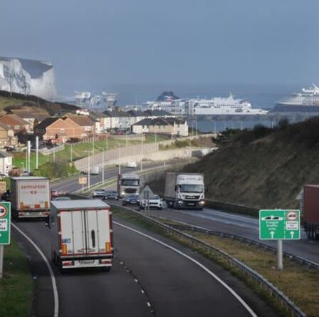 Colère alors que les conducteurs traversant la France doivent se mettre en quarantaine même s'ils ne quittent pas leur voiture