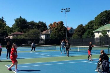 Cours de tennis gratuit pour les enfants cet été - comment réserver le vôtre