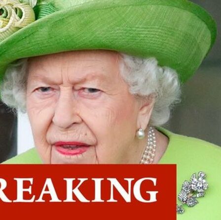 Craintes pour la santé de la reine: le monarque dans la peur de Covid alors qu'un «membre du personnel teste positif pour le virus»