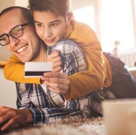 Crédit universel: une augmentation de 20 £ devrait être rendue permanente, selon les députés