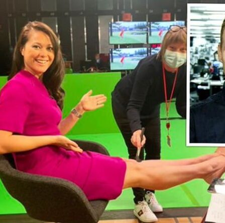 Dan Walker obtient la « permission » de publier une photo des jambes de Sam Quek au milieu d'un problème sur le plateau des Jeux olympiques de la BBC