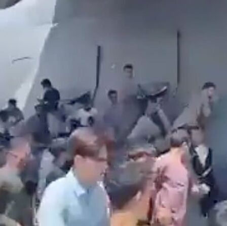 Des Afghans s'accrochent à un avion de l'US Air Force décollant de Kaboul dans une tentative désespérée de fuir