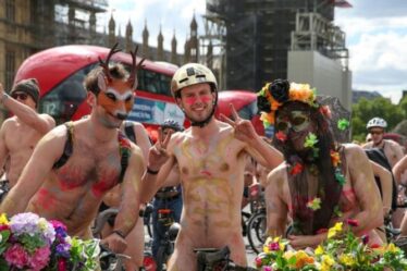 Des Londoniens se déshabillent pour une balade à vélo nue à travers la capitale provoquant des «mini crises cardiaques»