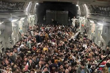 Des centaines de réfugiés afghans entassés dans des avions américains pour échapper aux talibans