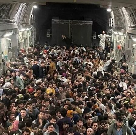 Des centaines de réfugiés afghans entassés dans des avions américains pour échapper aux talibans