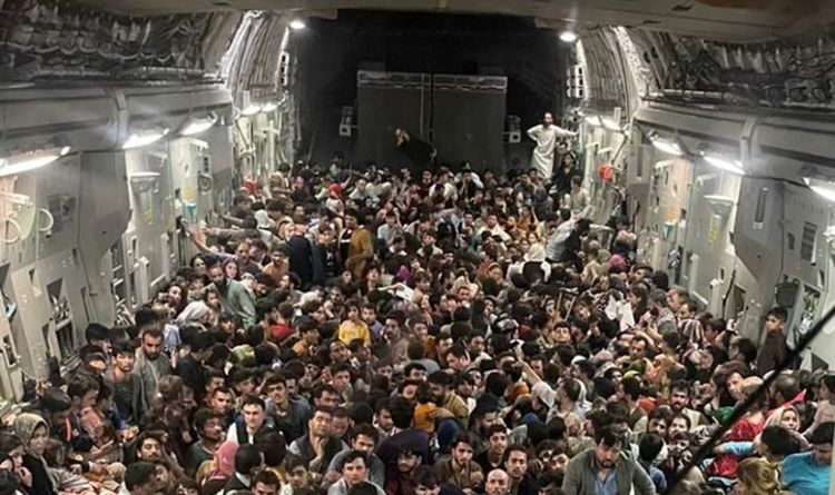 Des centaines de réfugiés afghans entassés dans des avions américains pour échapper aux talibans