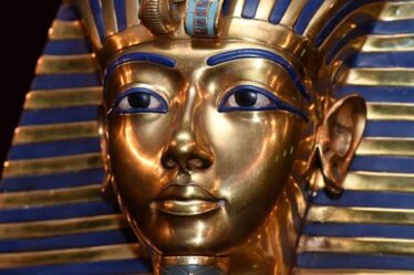 Des experts égyptiens dans un débat acharné après la découverte d'une « caractéristique négligée » du masque de Toutankhamon