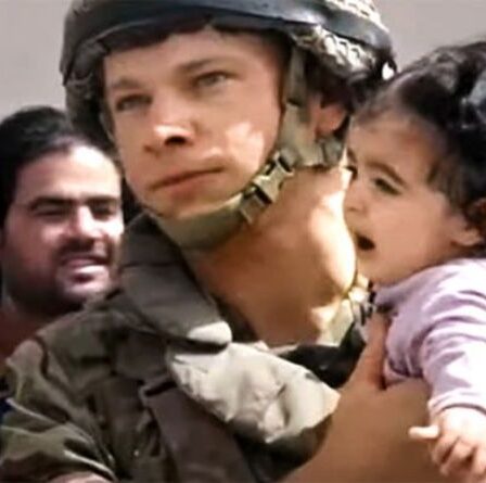 Des mamans désespérées jettent des bambins par-dessus un fil dans l'espoir d'être en sécurité