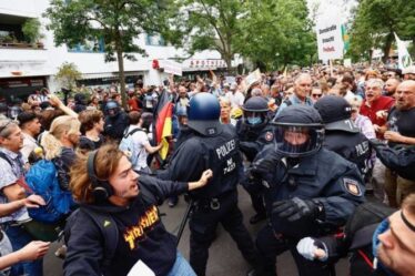 Des manifestants allemands défient l'ordonnance du tribunal alors que des milliers de personnes s'affrontent violemment avec la police lors du verrouillage